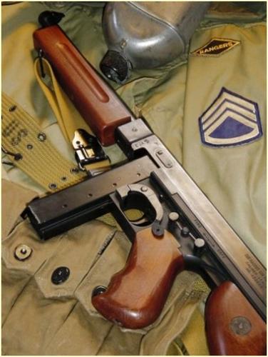 HISTOIRE SUR LE PISTOLET MITRAILLEUR  THOMPSON M1A1